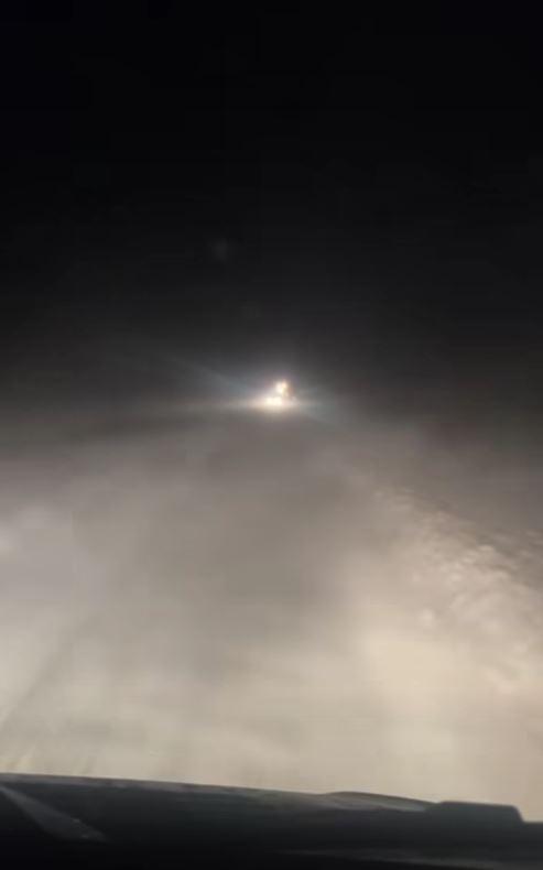 Circulaţia rutieră este închisă din cauza viscolului pe un drum din Botoşani. Trei ambulanţe sunt blocate în Vaslui 1036948