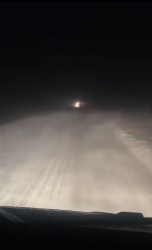 Circulaţia rutieră este închisă din cauza viscolului pe un drum din Botoşani. Trei ambulanţe sunt blocate în Vaslui 1036949