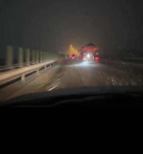 Circulaţia rutieră este închisă din cauza viscolului pe un drum din Botoşani. Trei ambulanţe sunt blocate în Vaslui 1036950