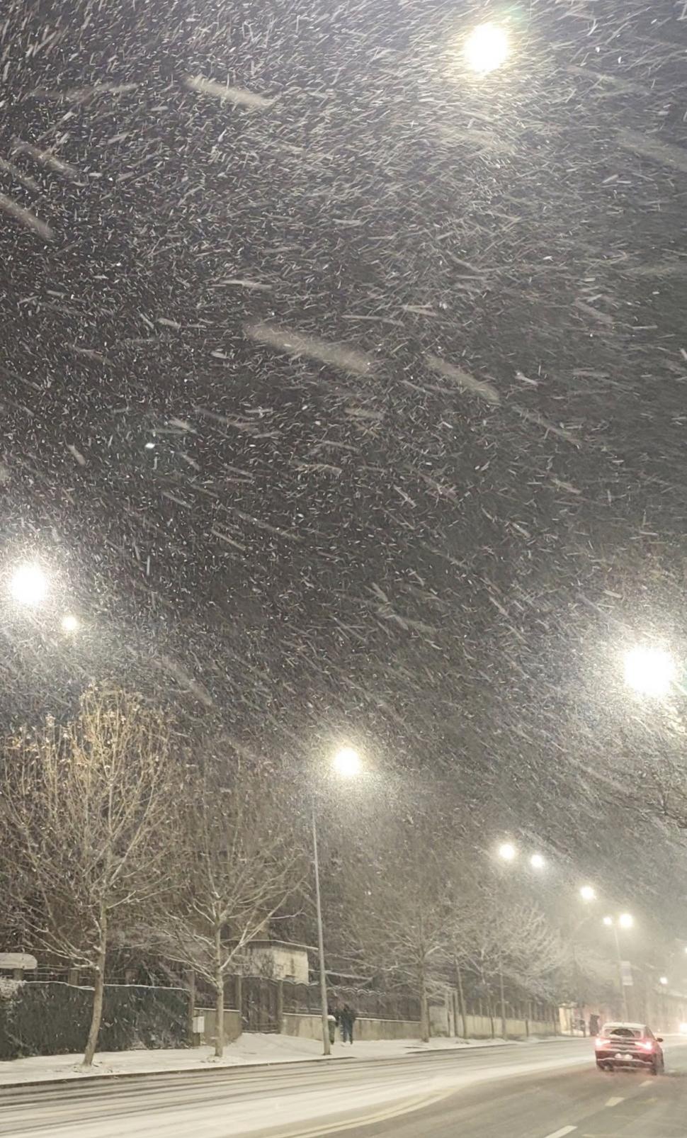 Circulaţia rutieră este închisă din cauza viscolului pe un drum din Botoşani. Trei ambulanţe sunt blocate în Vaslui 1036954