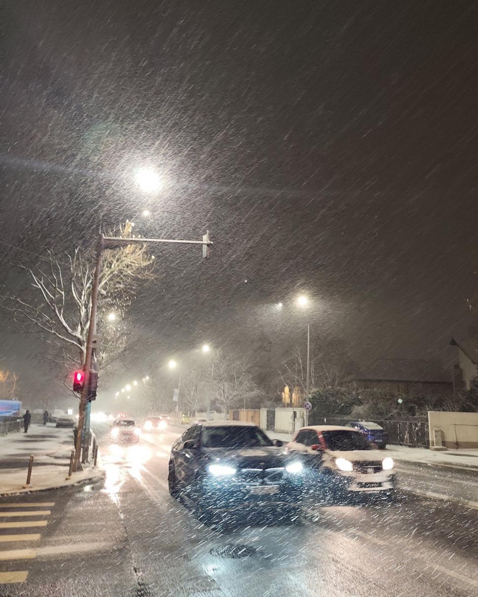 Circulaţia rutieră este închisă din cauza viscolului pe un drum din Botoşani. Trei ambulanţe sunt blocate în Vaslui 1036955