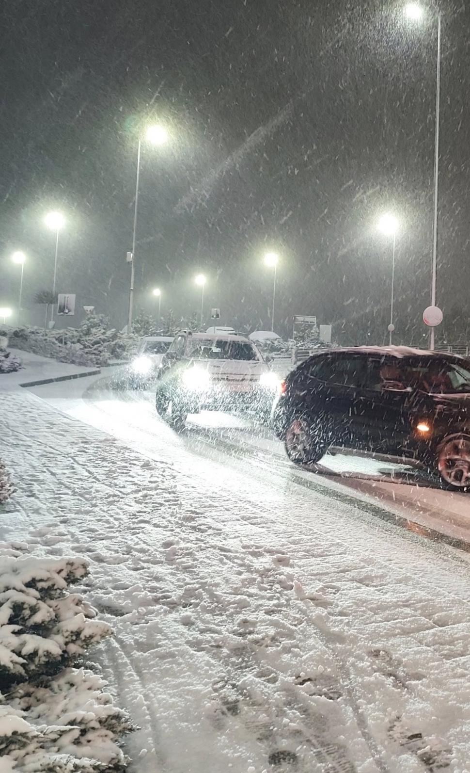 Circulaţia rutieră este închisă din cauza viscolului pe un drum din Botoşani. Trei ambulanţe sunt blocate în Vaslui 1036956