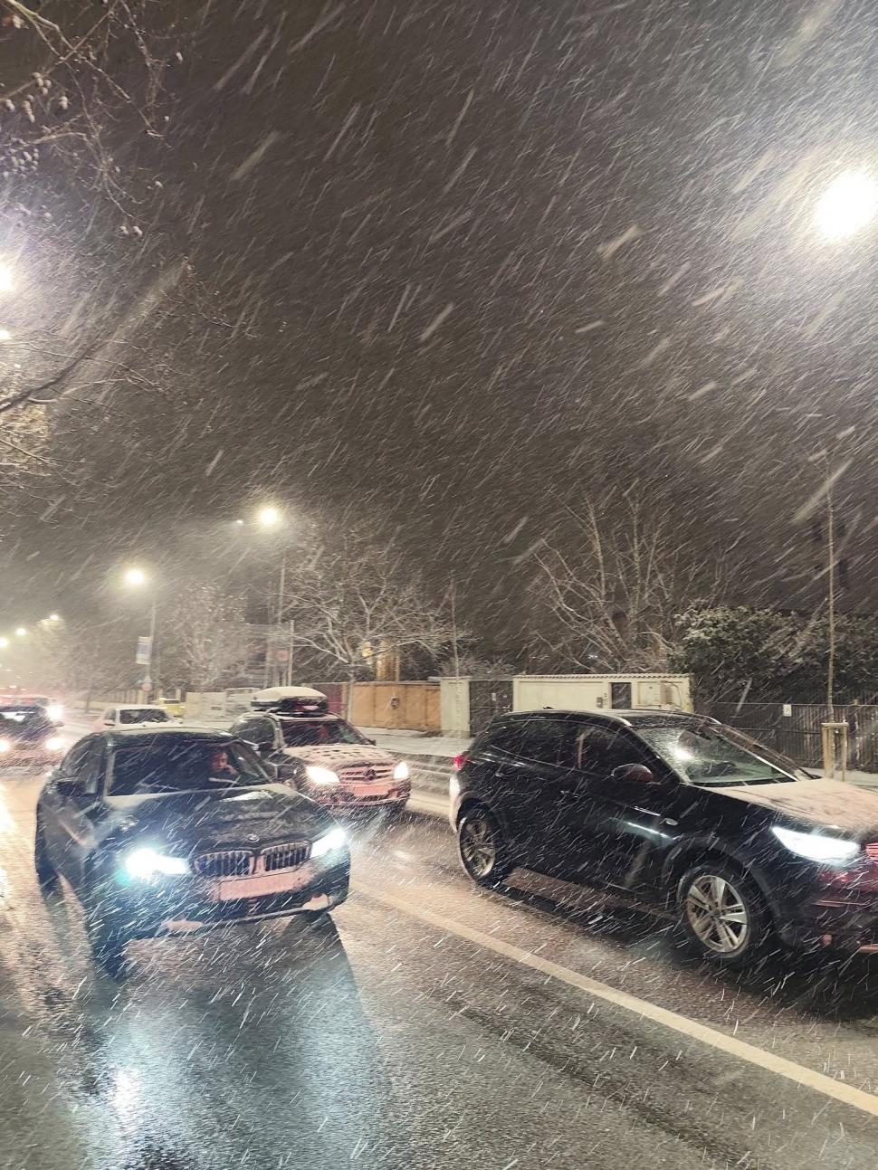 Circulaţia rutieră este închisă din cauza viscolului pe un drum din Botoşani. Trei ambulanţe sunt blocate în Vaslui 1036957