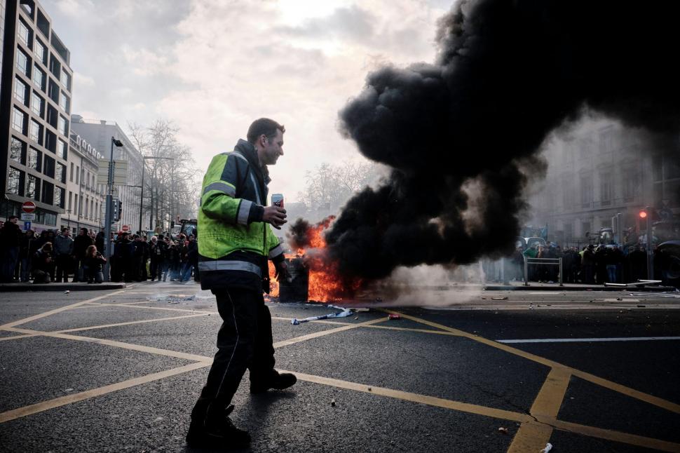 incendiu într-o intersecție și un bărbat cu vestă reflectorizantă