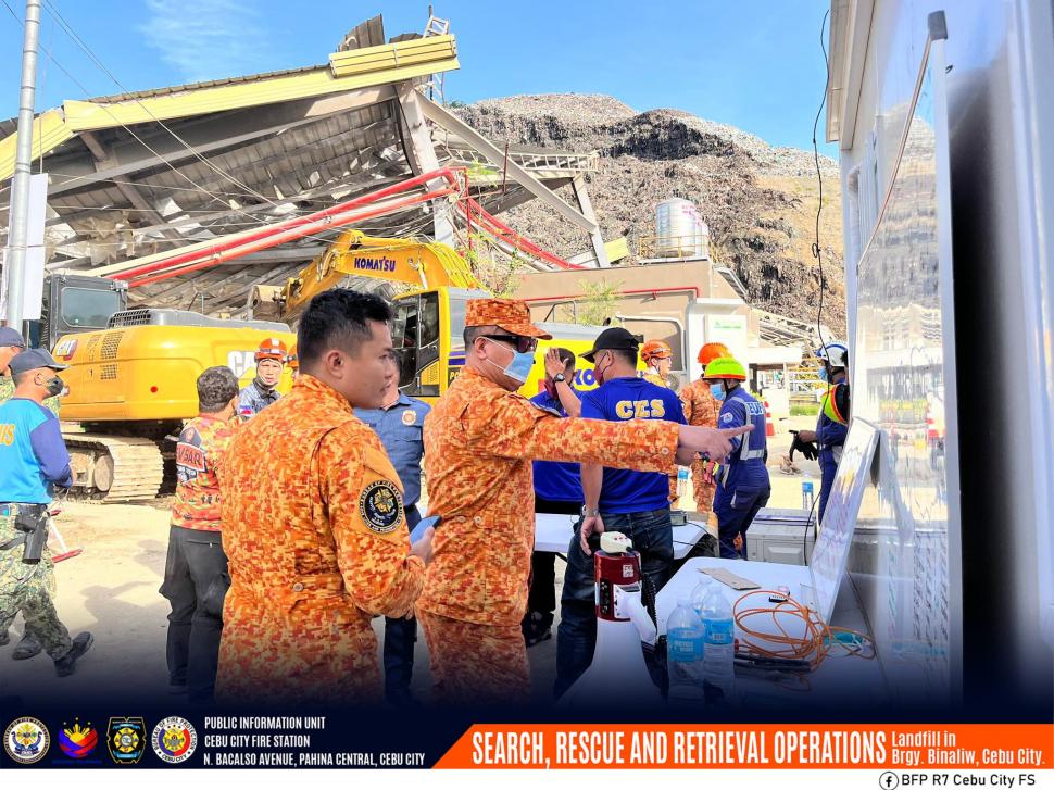 Doi oameni au murit și 35 sunt dispăruți, după ce o groapă de gunoi s-a prăbușit iar „avalanșa” de deșeuri a lovit un sat, în Filipine 1037045