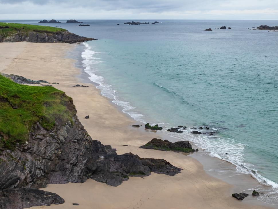 O insulă nelocuită caută doi angajați care să aibă grijă de o cafenea. Joburile vin cu beneficii tentante, dar și cu o condiție 1037072