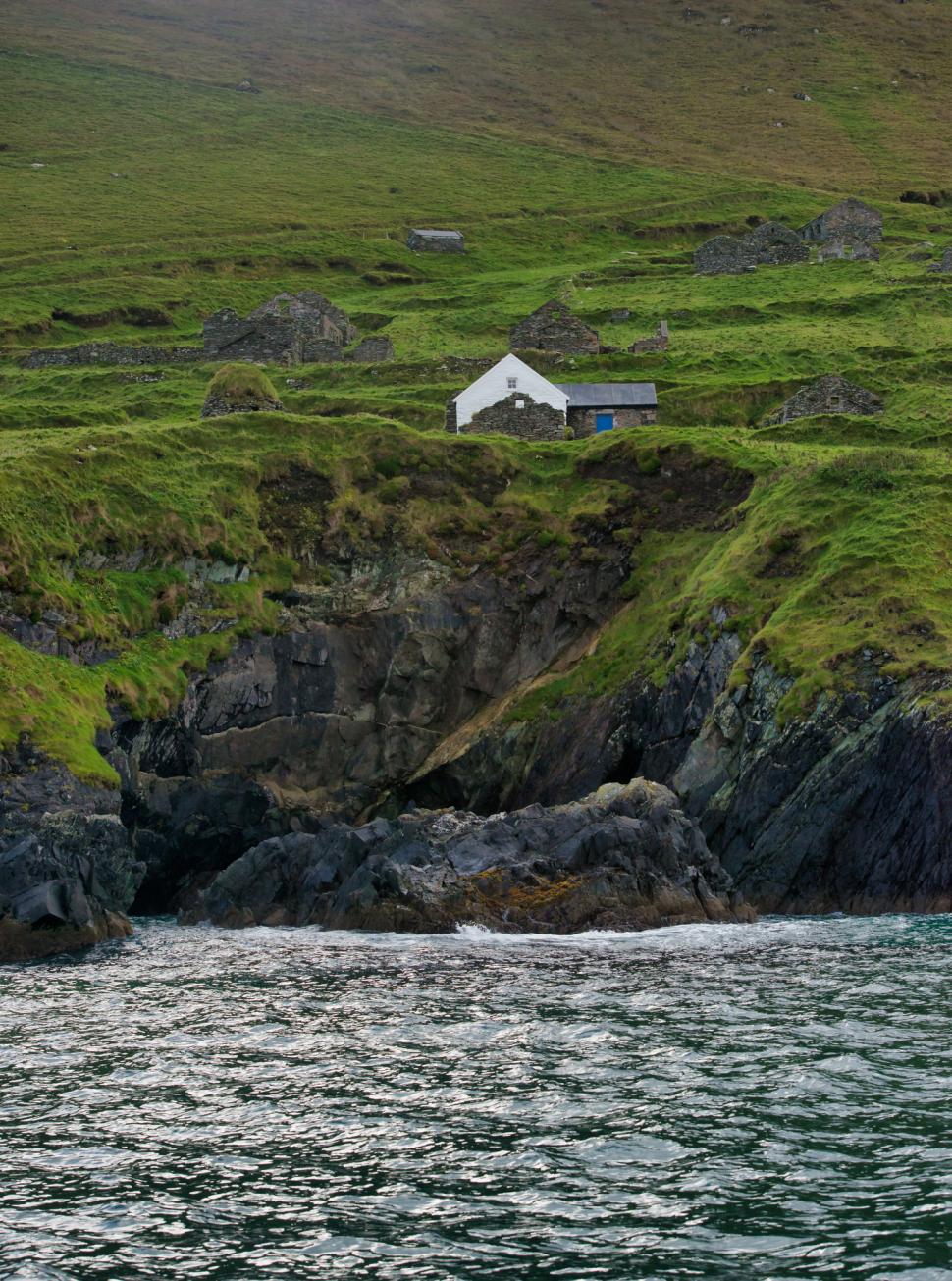 O insulă nelocuită caută doi angajați care să aibă grijă de o cafenea. Joburile vin cu beneficii tentante, dar și cu o condiție 1037074