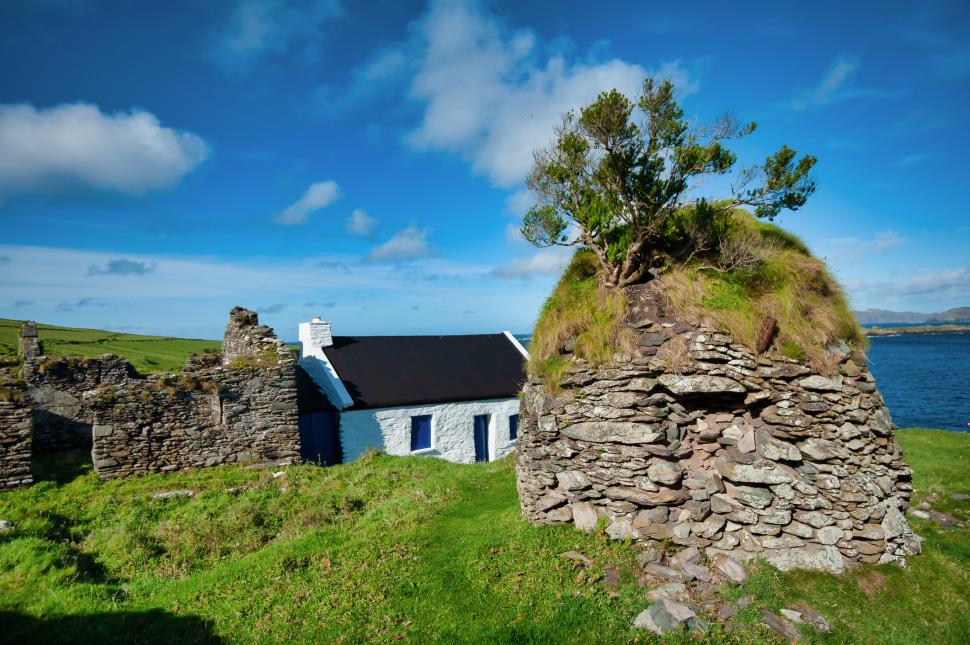 O insulă nelocuită caută doi angajați care să aibă grijă de o cafenea. Joburile vin cu beneficii tentante, dar și cu o condiție 1037075