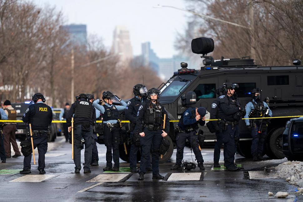 S-a aflat cine este agentul ICE care a împușcat mortal o femeie, mamă a trei copii. Protestele s-au extins în mai multe orașe din SUA 1037160