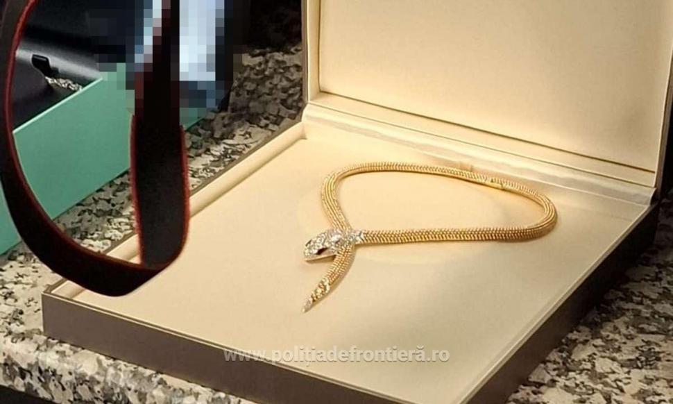 Captură uriaşă la aeroportul Otopeni: Teancuri cu bani, bijuterii de aur şi ceasuri de lux, în valoare de 3 milioane de euro 1037292