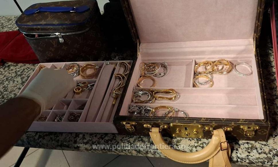 Captură uriaşă la aeroportul Otopeni: Teancuri cu bani, bijuterii de aur şi ceasuri de lux, în valoare de 3 milioane de euro 1037294