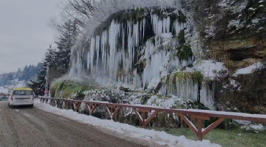 Cascada cu apă termală de la Toplița a înghețat. Trecătorii s-au oprit să filmeze turţurii uriaşi 1037269