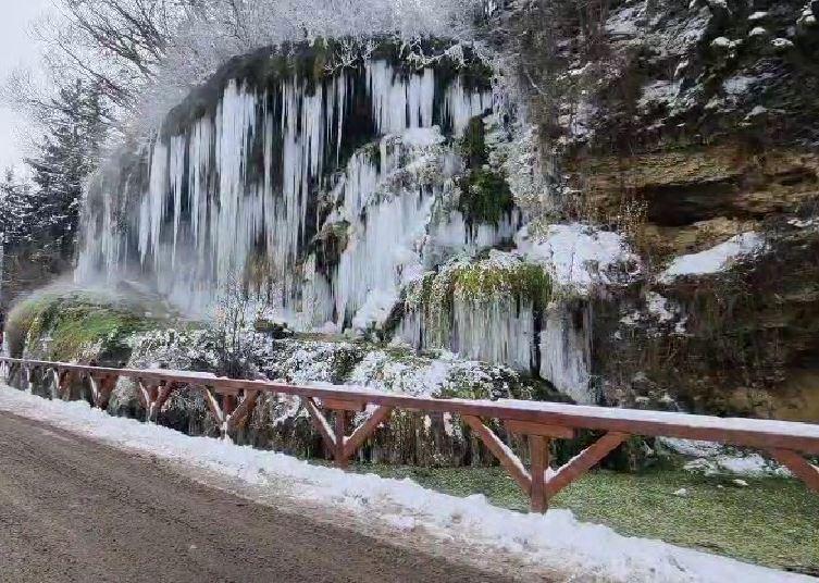 Cascada cu apă termală de la Toplița a înghețat. Trecătorii s-au oprit să filmeze turţurii uriaşi 1037270