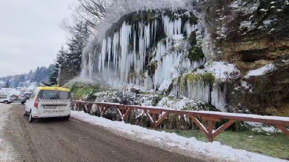 Cascada cu apă termală de la Toplița a înghețat. Trecătorii s-au oprit să filmeze turţurii uriaşi 1037271