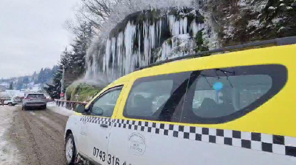 Cascada cu apă termală de la Toplița a înghețat. Trecătorii s-au oprit să filmeze turţurii uriaşi 1037272