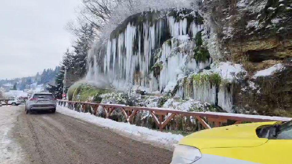 Cascada cu apă termală de la Toplița a înghețat. Trecătorii s-au oprit să filmeze turţurii uriaşi 1037273