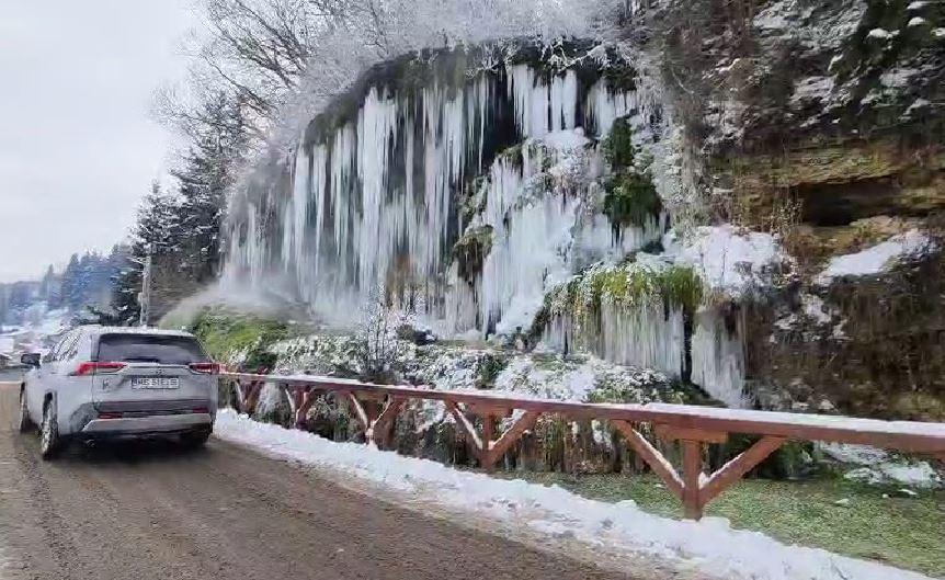 Cascada cu apă termală de la Toplița a înghețat. Trecătorii s-au oprit să filmeze turţurii uriaşi 1037274