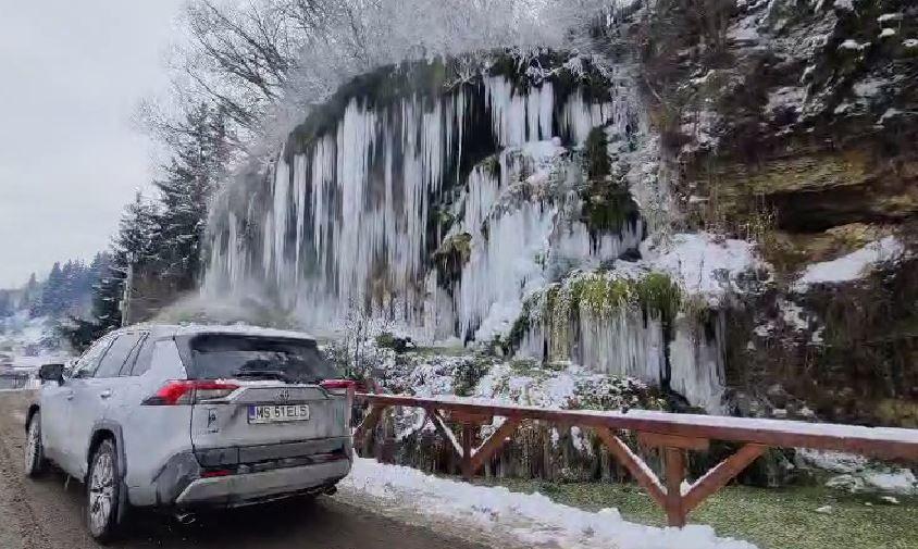 Cascada cu apă termală de la Toplița a înghețat. Trecătorii s-au oprit să filmeze turţurii uriaşi 1037276