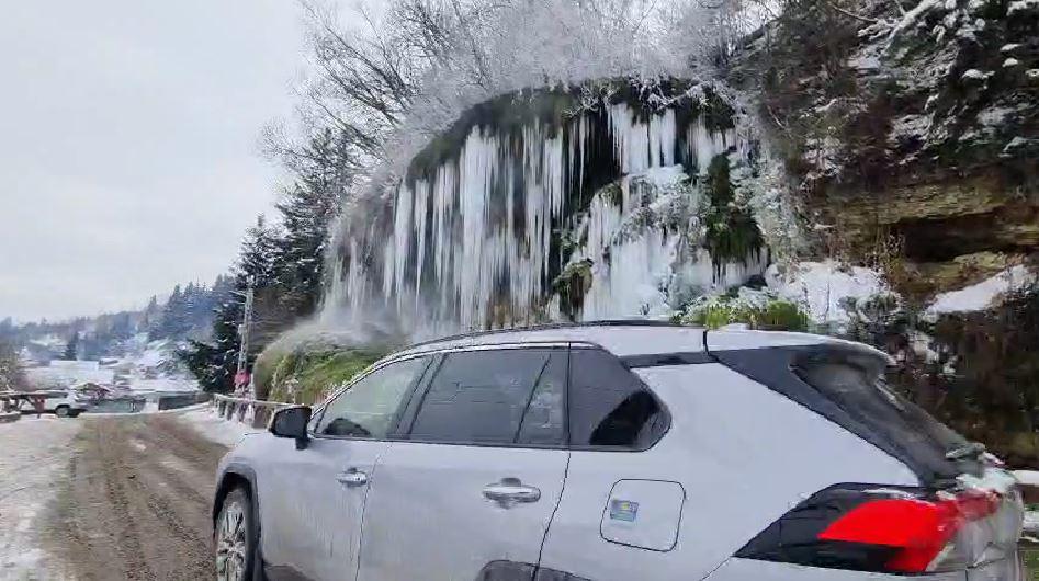 Cascada cu apă termală de la Toplița a înghețat. Trecătorii s-au oprit să filmeze turţurii uriaşi 1037277