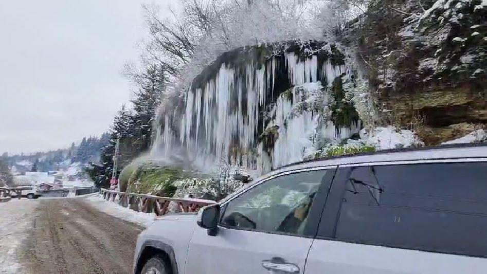 Cascada cu apă termală de la Toplița a înghețat. Trecătorii s-au oprit să filmeze turţurii uriaşi 1037280