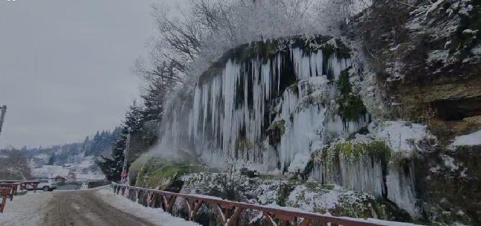 Cascada cu apă termală de la Toplița a înghețat. Trecătorii s-au oprit să filmeze turţurii uriaşi 1037281