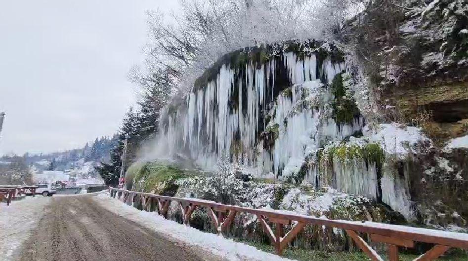 Cascada cu apă termală de la Toplița a înghețat. Trecătorii s-au oprit să filmeze turţurii uriaşi 1037282