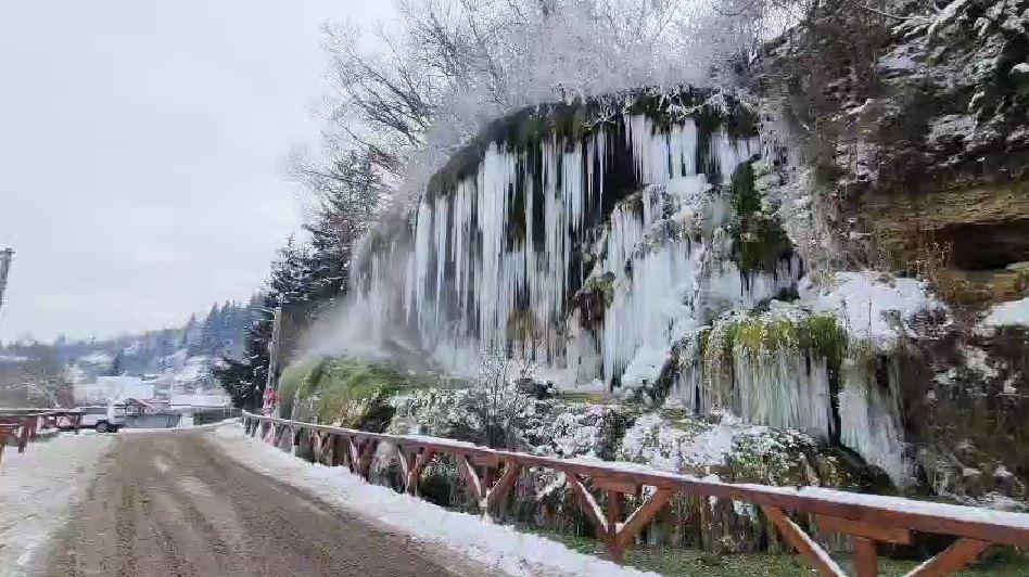 Cascada cu apă termală de la Toplița a înghețat. Trecătorii s-au oprit să filmeze turţurii uriaşi 1037283
