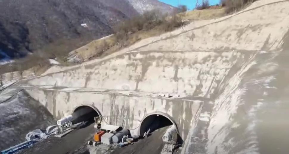 Imagini cu dinamitările de la tunelul Robești, pe secțiunea montană a Autostrăzii Sibiu-Pitești. CNAIR: Se lucrează indiferent de vreme 1037310