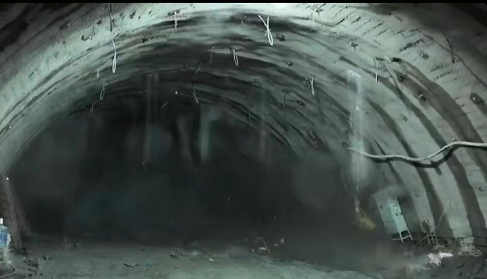 Imagini cu dinamitările de la tunelul Robești, pe secțiunea montană a Autostrăzii Sibiu-Pitești. CNAIR: Se lucrează indiferent de vreme 1037311