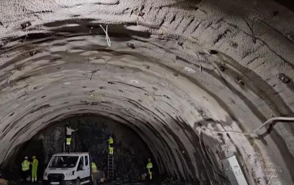 Imagini cu dinamitările de la tunelul Robești, pe secțiunea montană a Autostrăzii Sibiu-Pitești. CNAIR: Se lucrează indiferent de vreme 1037312