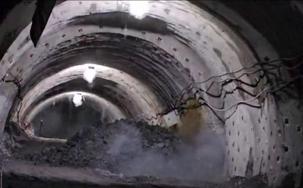 Imagini cu dinamitările de la tunelul Robești, pe secțiunea montană a Autostrăzii Sibiu-Pitești. CNAIR: Se lucrează indiferent de vreme 1037313
