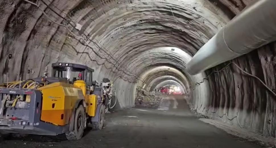 Imagini cu dinamitările de la tunelul Robești, pe secțiunea montană a Autostrăzii Sibiu-Pitești. CNAIR: Se lucrează indiferent de vreme 1037314