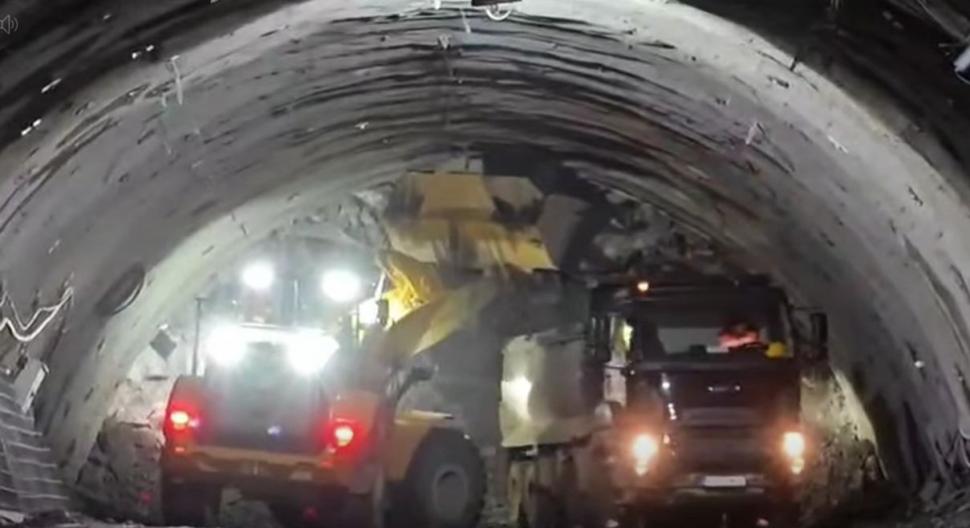 Imagini cu dinamitările de la tunelul Robești, pe secțiunea montană a Autostrăzii Sibiu-Pitești. CNAIR: Se lucrează indiferent de vreme 1037315