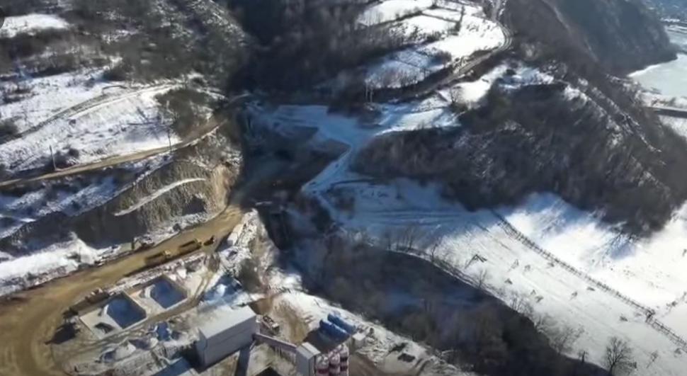 Imagini cu dinamitările de la tunelul Robești, pe secțiunea montană a Autostrăzii Sibiu-Pitești. CNAIR: Se lucrează indiferent de vreme 1037320