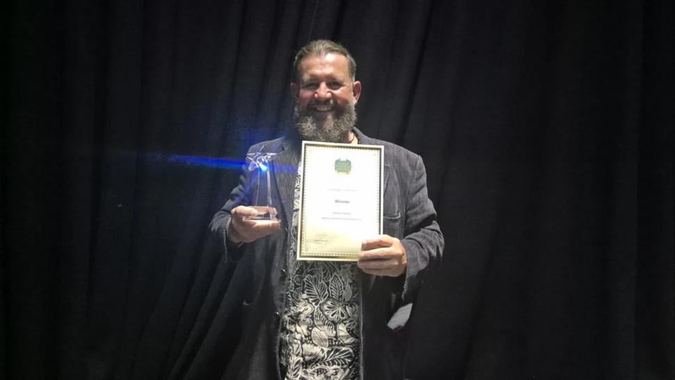 „Suntem aici doar într-o vizită scurtă”. Povestea lui Jonny, „cel mai bun gropar” al Marii Britanii 1037109