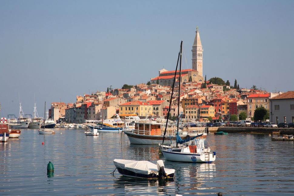 Destinațiile europene care înlocuiesc marile orașe turistice. Aceeași atmosferă, fără aglomerație și caniculă 1035749