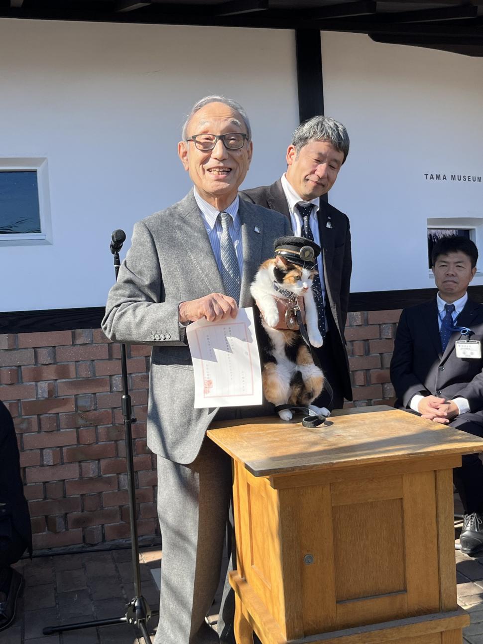 Japonia are un nou șef de gară felin: Yontama va „conduce” linia ferată unde pisicile au făcut istorie, salvând-o de la faliment 1036846