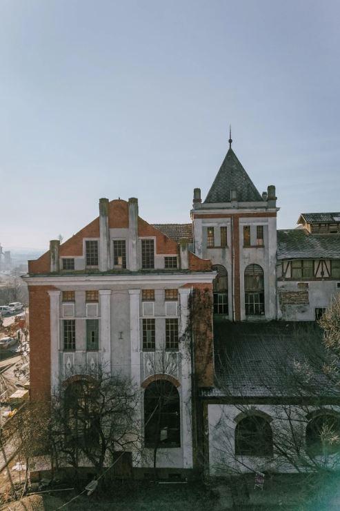 O fostă fabrică de bere din Cluj, veche de peste două secole, a fost scoasă la vânzare. La cât e evaluată 1037458