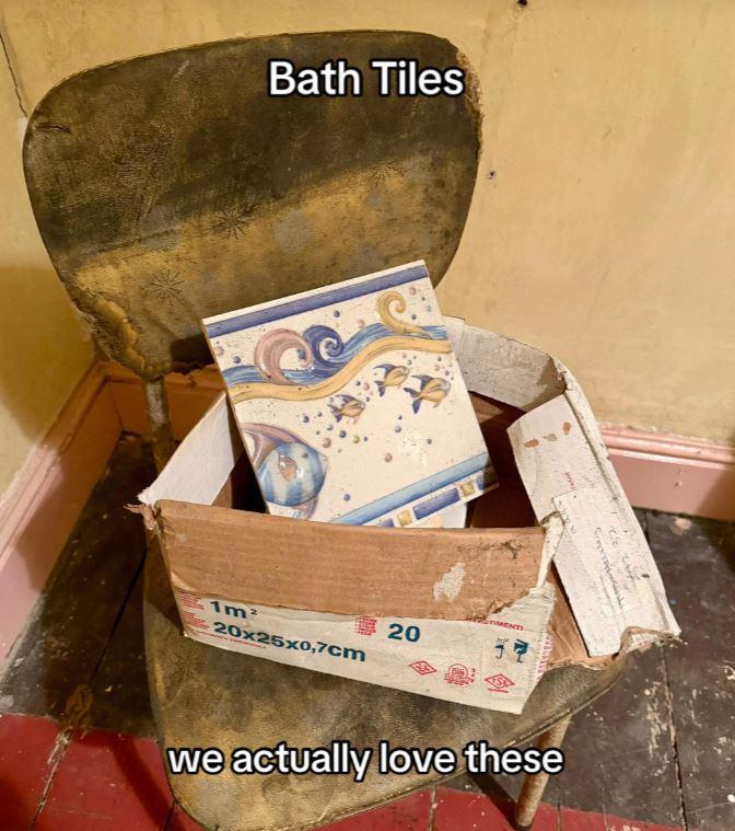 Un cuplu din Marea Britanie, care își renovează casa victoriană, a făcut descoperiri emoţionante în podul casei: "Pe astea le păstrăm" 1037467