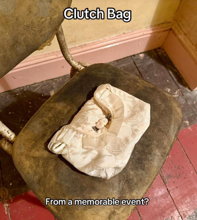 Un cuplu din Marea Britanie, care își renovează casa victoriană, a făcut descoperiri emoţionante în podul casei: "Pe astea le păstrăm" 1037471