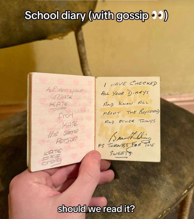 Un cuplu din Marea Britanie, care își renovează casa victoriană, a făcut descoperiri emoţionante în podul casei: "Pe astea le păstrăm" 1037475