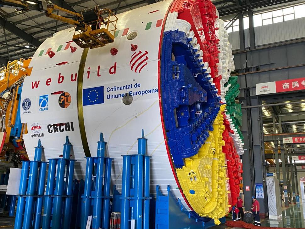 A ajuns în țară "Cârtița" care va fora Carpații pentru A1 Sibiu-Pitești: 97 de transporturi vor fi necesare pentru a muta instalația  1037823