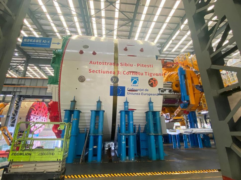 A ajuns în țară "Cârtița" care va fora Carpații pentru A1 Sibiu-Pitești: 97 de transporturi vor fi necesare pentru a muta instalația  1037824