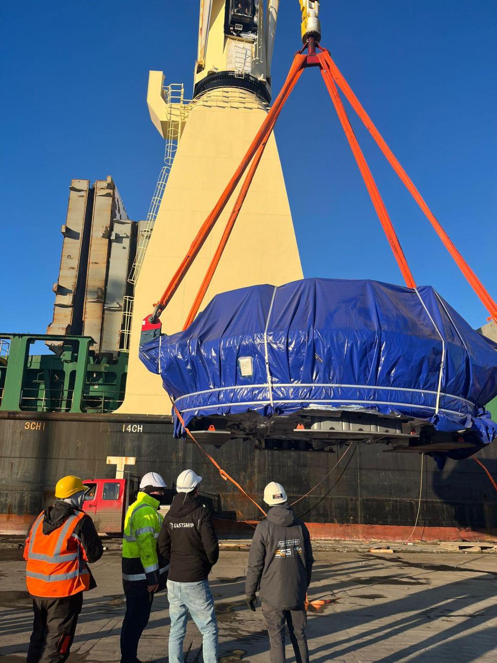 A ajuns în țară "Cârtița" care va fora Carpații pentru A1 Sibiu-Pitești: 97 de transporturi vor fi necesare pentru a muta instalația  1037825