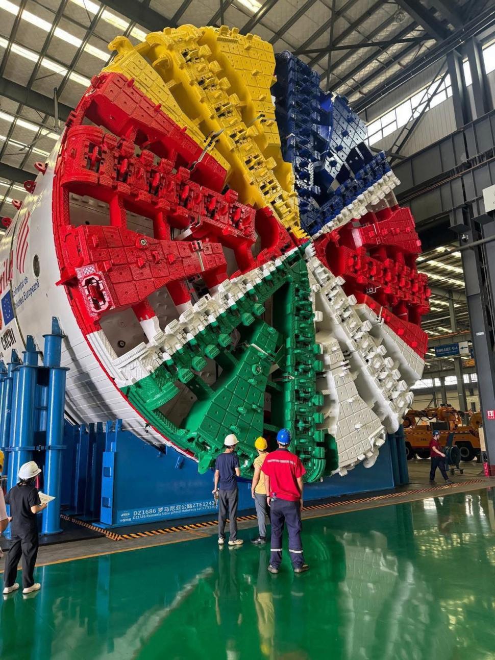 A ajuns în țară "Cârtița" care va fora Carpații pentru A1 Sibiu-Pitești: 97 de transporturi vor fi necesare pentru a muta instalația  1037826