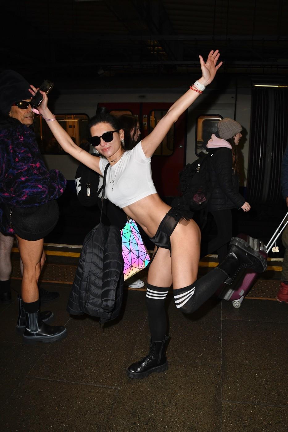 Londonezii au respectat o tradiție anuală și şi-au dat jos pantalonii la metrou. Un bărbat i-a acoperit ochii fiului: „N-ai ce să vezi” 1037666