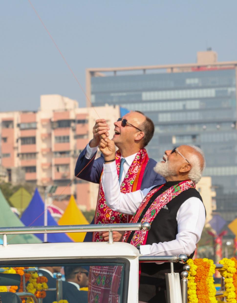 Merz și Modi au înălțat zmeie împreună, la un festival din Ahmebadad. Premierul indian: „M-am bucurat foarte mult” 1037639