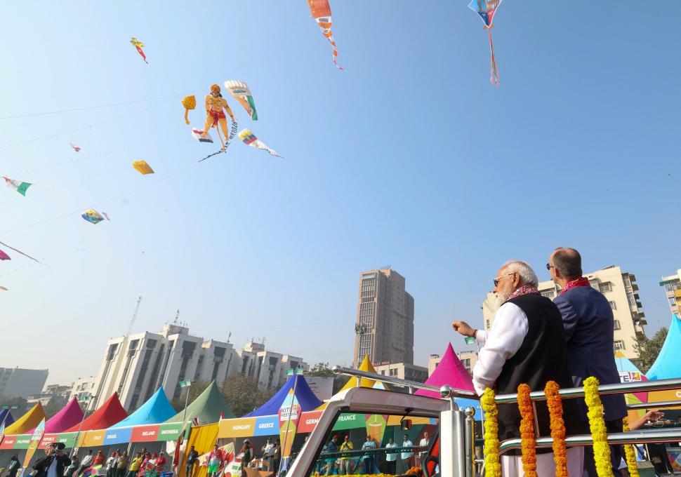 Merz și Modi au înălțat zmeie împreună, la un festival din Ahmebadad. Premierul indian: „M-am bucurat foarte mult” 1037640