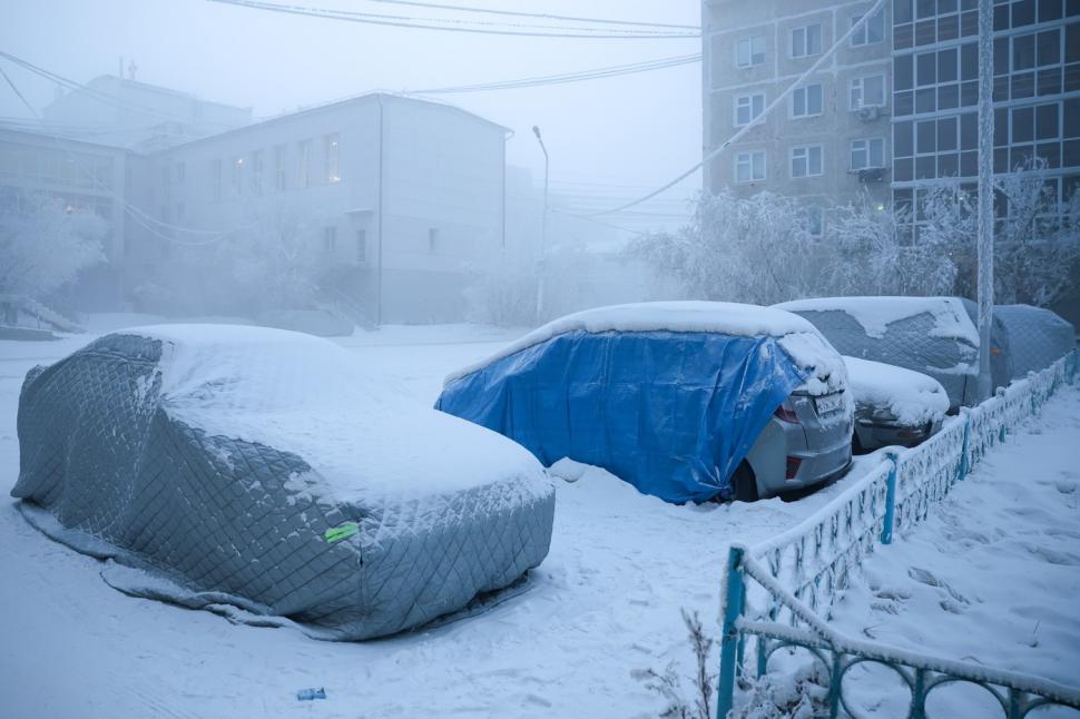 Cum se trăiește în cel mai geros oraș din lume, unde - 40 de grade este temperatura normală. O femeie arată ce face când iese din casă 1037914