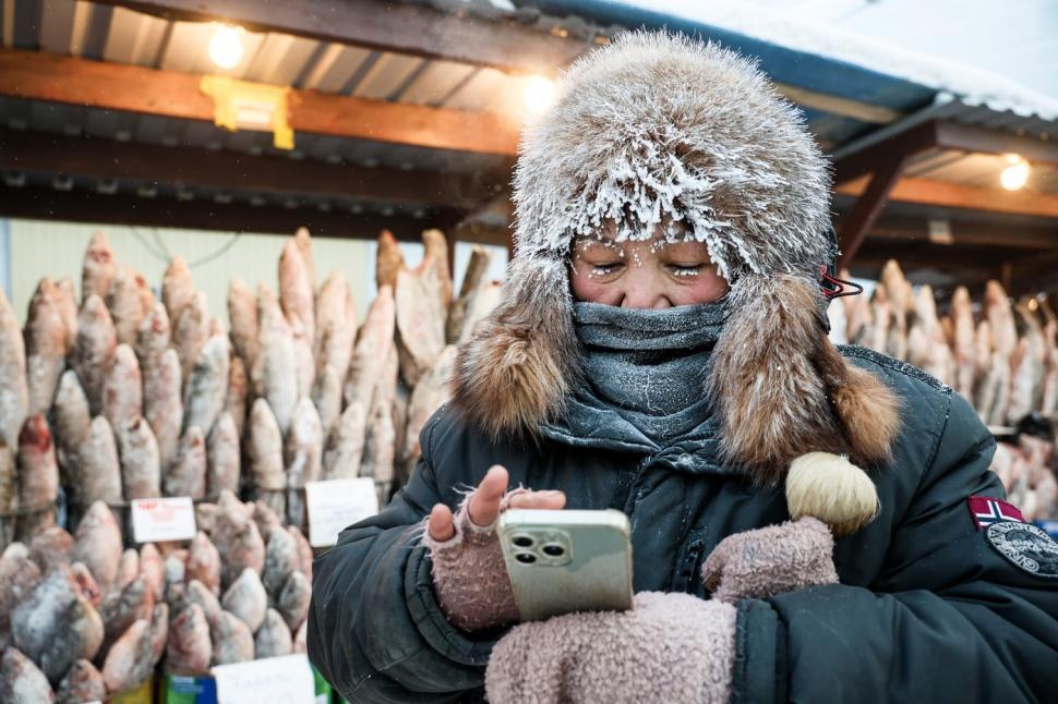 Cum se trăiește în cel mai geros oraș din lume, unde - 40 de grade este temperatura normală. O femeie arată ce face când iese din casă 1037923